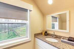 On Farm: Charming Hendersonville Retreat!