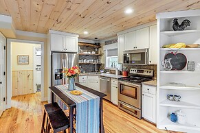 On Farm: Charming Hendersonville Retreat!