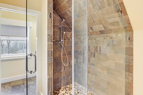 On Farm: Charming Hendersonville Retreat!