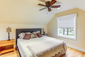 On Farm: Charming Hendersonville Retreat!