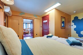 Walk to Trails: Artsy Mtn-view Getaway in Vernon!