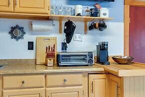 Walk to Trails: Artsy Mtn-view Getaway in Vernon!