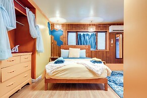 Walk to Trails: Artsy Mtn-view Getaway in Vernon!
