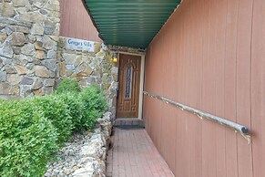 Walk to Trails: Artsy Mtn-view Getaway in Vernon!