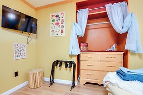 Walk to Trails: Artsy Mtn-view Getaway in Vernon!