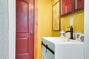 Walk to Trails: Artsy Mtn-view Getaway in Vernon!