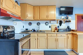 Walk to Trails: Artsy Mtn-view Getaway in Vernon!