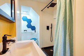 Walk to Trails: Artsy Mtn-view Getaway in Vernon!