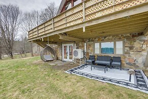 Walk to Trails: Artsy Mtn-view Getaway in Vernon!