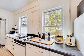 Historic Catskills Farmhouse Cottage by Belleayre