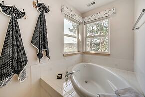 2 Mi to Badger Mountain: Hot Tub Haven!
