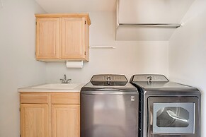 2 Mi to Badger Mountain: Hot Tub Haven!