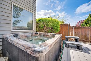 2 Mi to Badger Mountain: Hot Tub Haven!