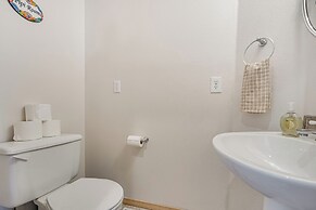 2 Mi to Badger Mountain: Hot Tub Haven!