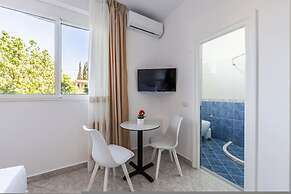 Peaceful Studio With Views Golem