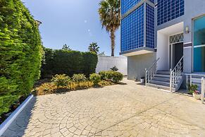 Peaceful Studio With Views Golem