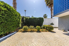 Peaceful Studio With Views Golem