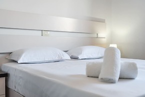 Peaceful Studio With Views Golem