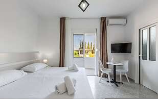 Peaceful Studio With Views Golem