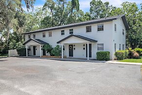 Be Our Guest - Cozy Townhome Near Downtown Ocala 2 Bedroom Townhouse