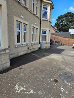 Nice House in a Quite Neighbourhood Close to Parks and a Short Drive t