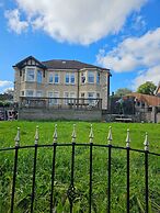 Nice House in a Quite Neighbourhood Close to Parks and a Short Drive t