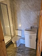 Nice House in a Quite Neighbourhood Close to Parks and a Short Drive t