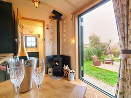Poppie's Shepherd's Hut - Sleeps 2 & Hot Tub