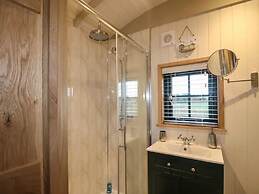 Poppie's Shepherd's Hut - Sleeps 2 & Hot Tub