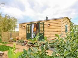 Poppie's Shepherd's Hut - Sleeps 2 & Hot Tub