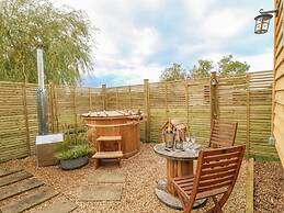 Poppie's Shepherd's Hut - Sleeps 2 & Hot Tub