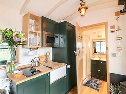 Poppie's Shepherd's Hut - Sleeps 2 & Hot Tub