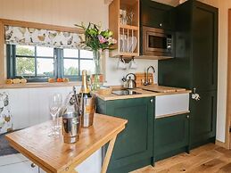 Poppie's Shepherd's Hut - Sleeps 2 & Hot Tub