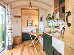 Poppie's Shepherd's Hut - Sleeps 2 & Hot Tub