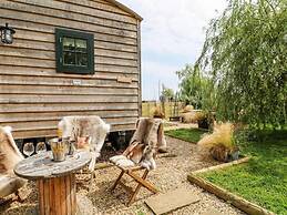 Poppie's Shepherd's Hut - Sleeps 2 & Hot Tub