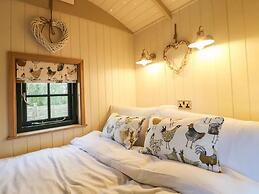 Poppie's Shepherd's Hut - Sleeps 2 & Hot Tub