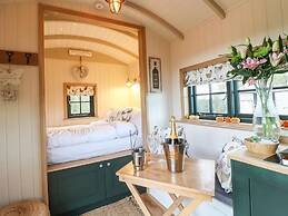 Poppie's Shepherd's Hut - Sleeps 2 & Hot Tub