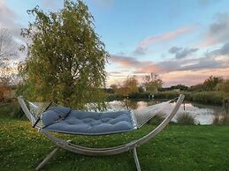 Poppie's Shepherd's Hut - Sleeps 2 & Hot Tub