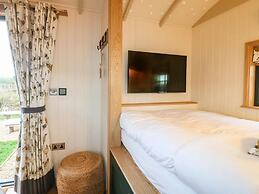 Poppie's Shepherd's Hut - Sleeps 2 & Hot Tub