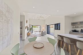 Villa Paradise with pool at mambo beach