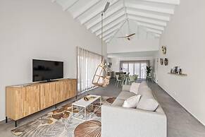 Villa Paradise with pool at mambo beach