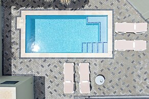 Villa Paradise with pool at mambo beach