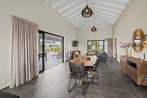 Villa Amber with pool at mambo beach