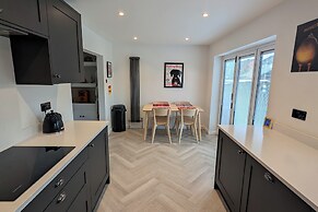 3 Bed-sleeps 5-garden-parking-pets