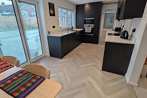 3 Bed-sleeps 5-garden-parking-pets