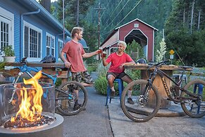 Westfir Lodge & Mountain Market