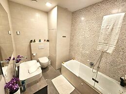 Stylish 3 BR with 2 terraces and parking