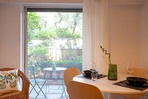 Renovated 2-bedroom Apt Near the Athenian Coast