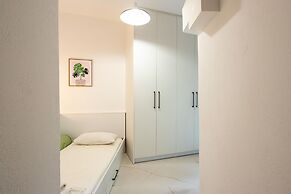 Renovated 2-bedroom Apt Near the Athenian Coast