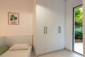 Renovated 2-bedroom Apt Near the Athenian Coast